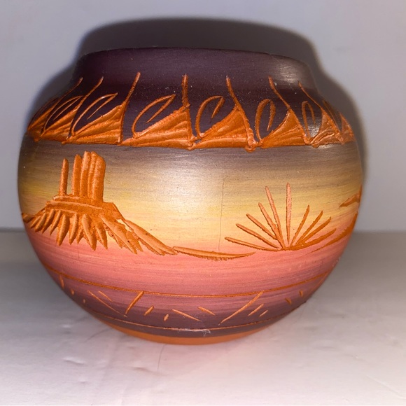 Handmade Redware Navajo Etched Vessel Bear Claw Mtn Mesa Verde Signed Silas - Picture 1 of 8
